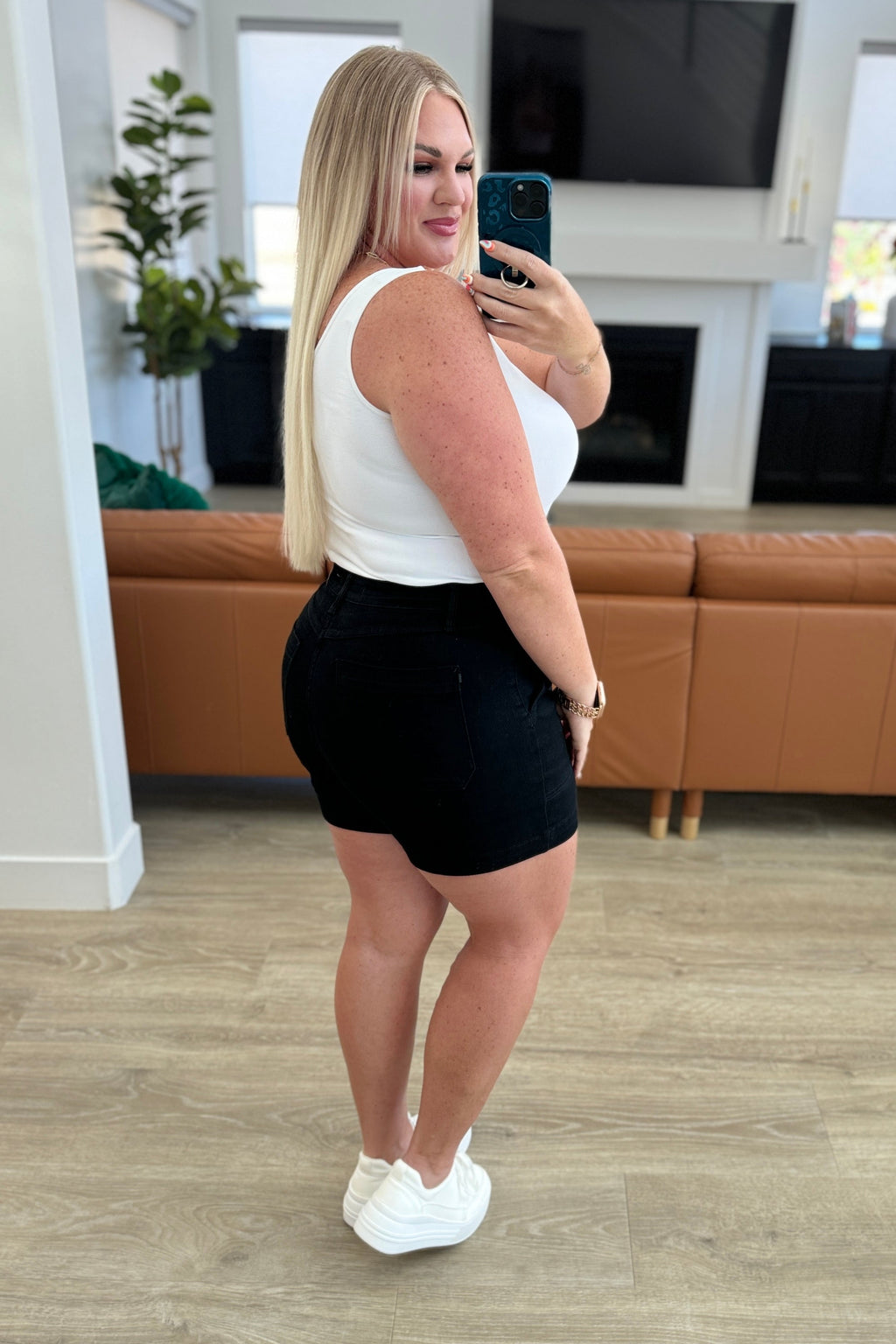 The Buttonfly Blackout Babe Judy Blue Shorts